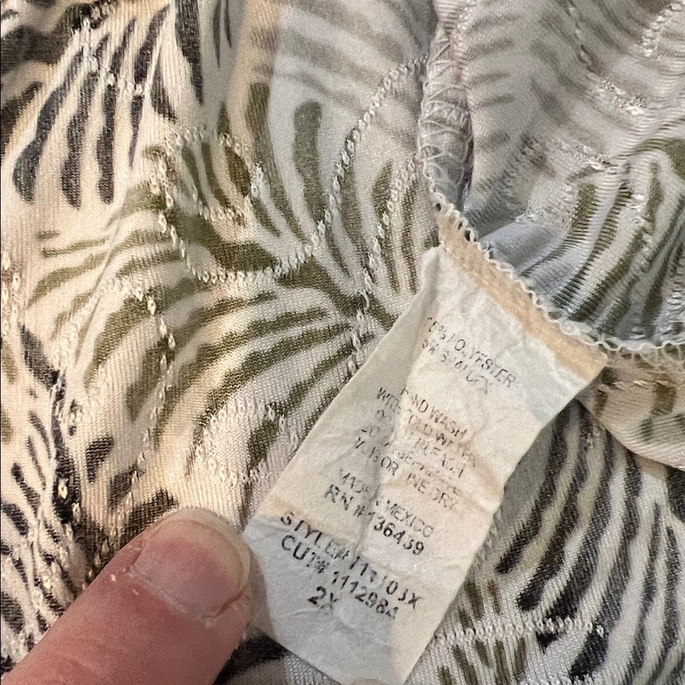 #149. 🪷leaf Print Blouse. Amana 2x - Picture 5 of 9